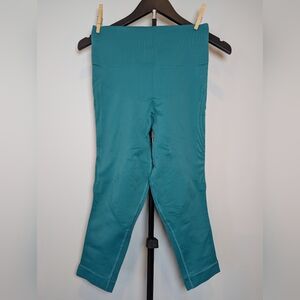 Lululemon Women's Size 8 Teal In The Flow Crop Seamless Yoga Pants